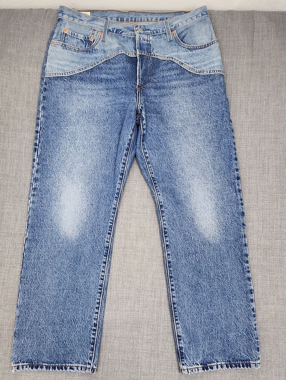 Levis 501 90s  Two Tone Button Fly 100% Cotton Denim Jeans.  33 × 30
